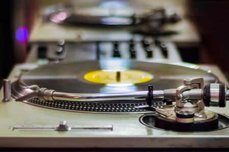 Plartines vinyles du bar à vinyle pendant une soirée d'entreprise