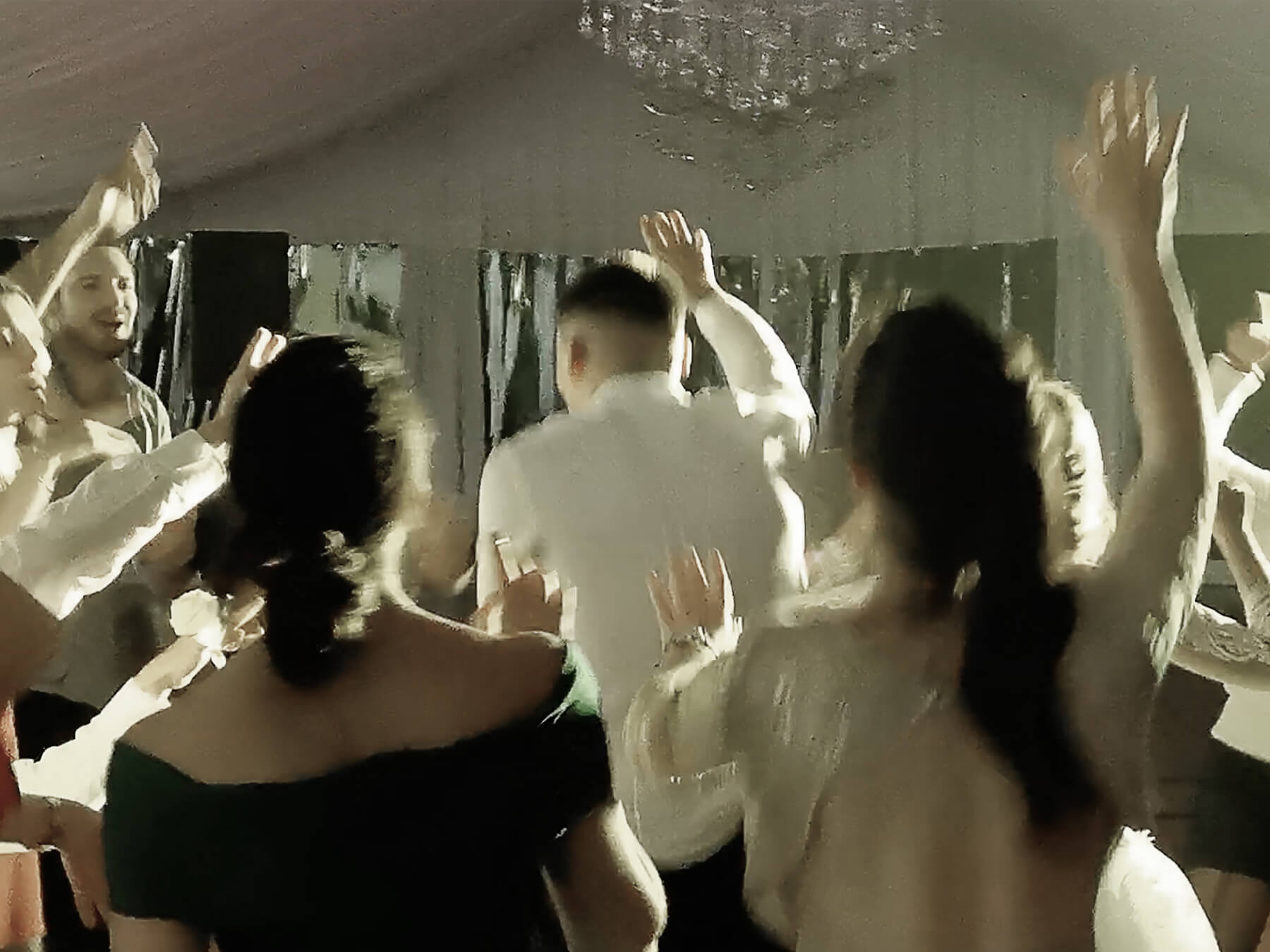 Ambiance sur la piste de danse avec les mariés et invités lors d'un mariage