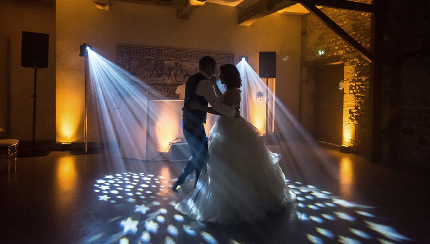 Eclairage de l'ouverture du bal des mariés par le Dj