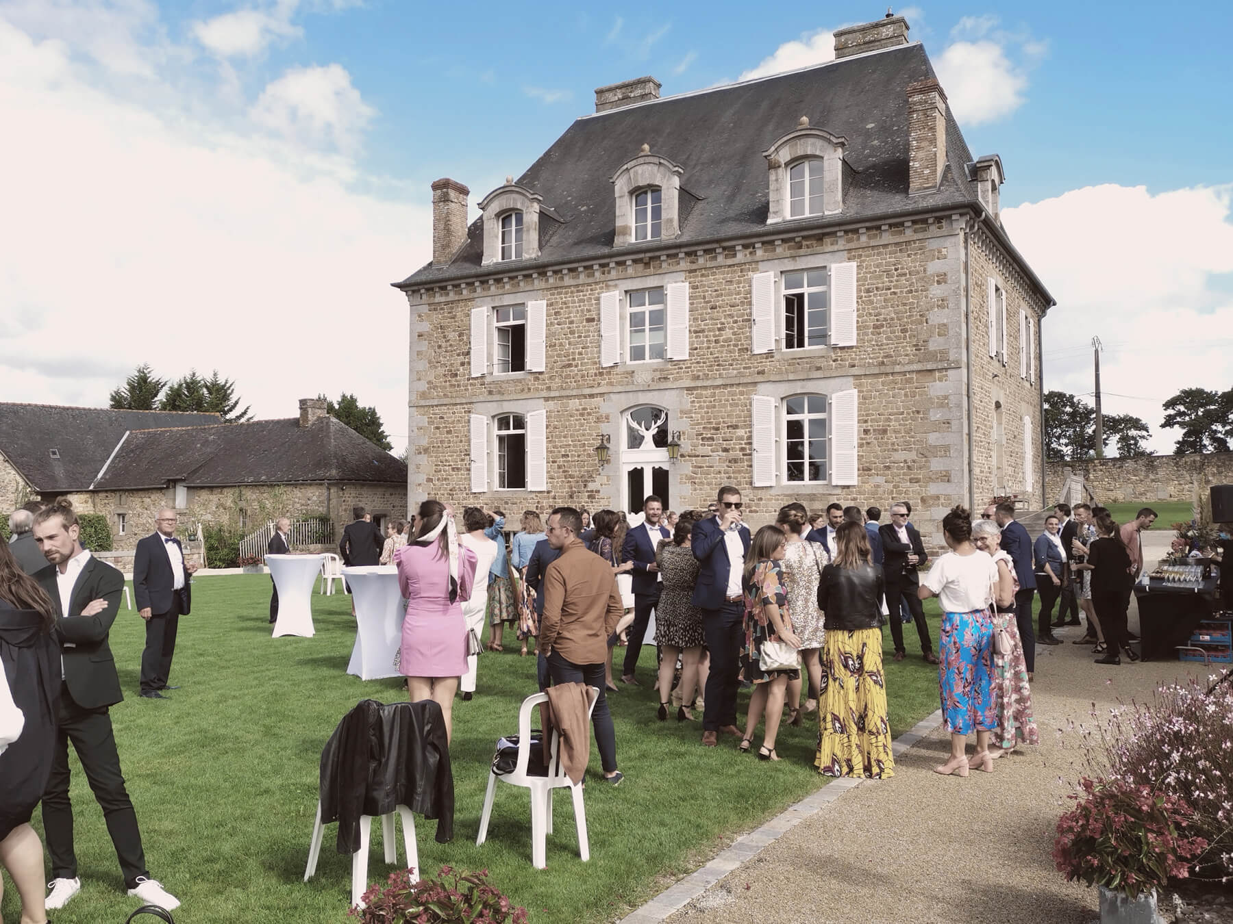 Sonorisation d'un cocktail dans un manoir pour une réception de mariage 