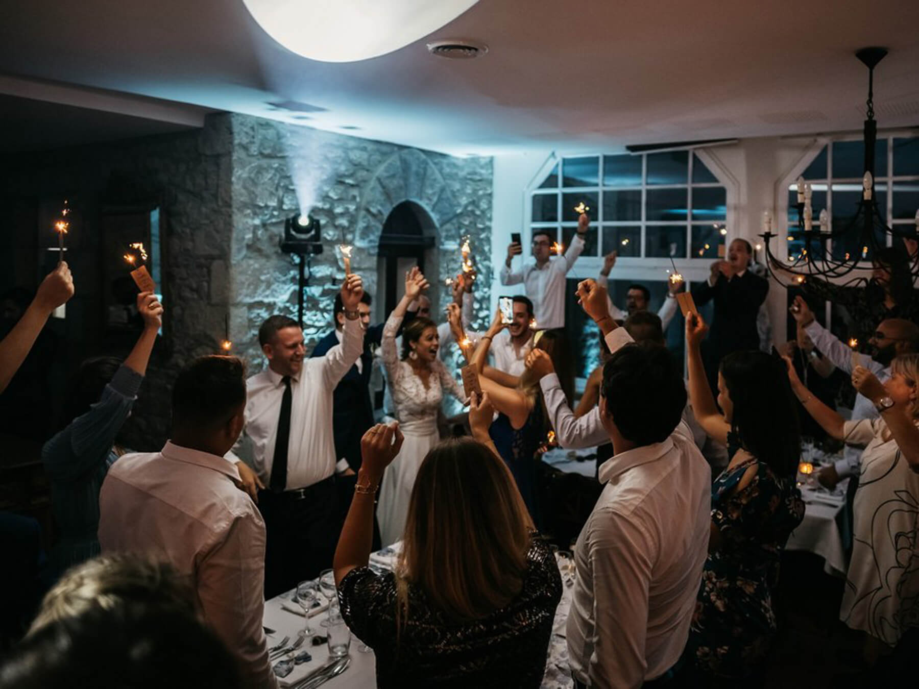 Ambiance sur la piste de danse avec les mariés et invités lors d'un mariage pour l'entrée en salle